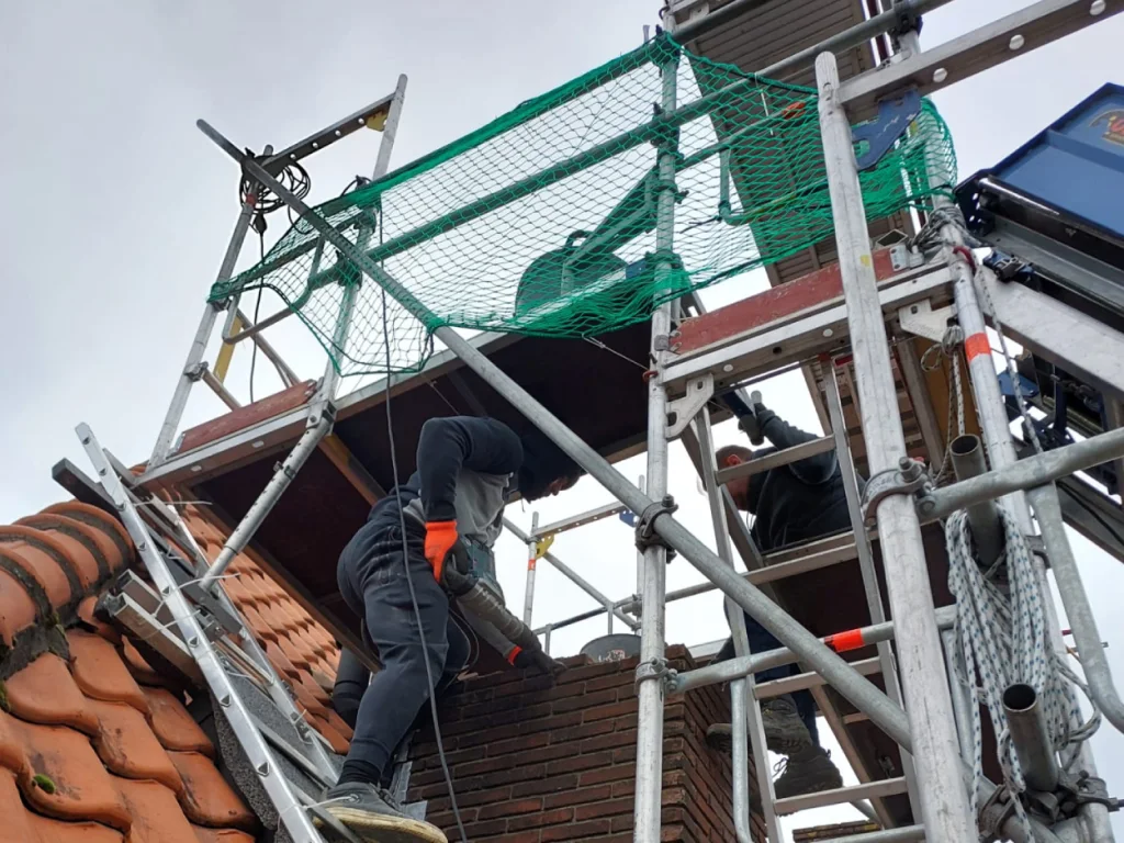 Schoorsteen verwijderen - Stellage werkzaamheden Jesse en Marlon